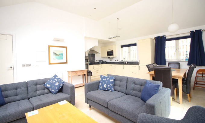 Constantine Bay Casa | 50m from the beach, dog friendly with patio garden