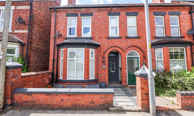 Nantwich Cabaña | 52 BARONY ROAD, pet friendly, with a garden in Nantwich