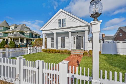 Harwich Port Casa | 530 Route 28 Harwich Port Cape Cod - - The Pineapple House