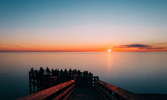Traverse City Condominio | ♛ 539 Bay St ⁀➷ Luxury Downtown 2BDR Lake View Penthouse Condo steps to Beach!