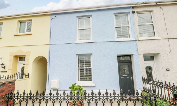 Burry Port Cabaña | 54 PENCOED ROAD, pet friendly, with hot tub in Burry Port