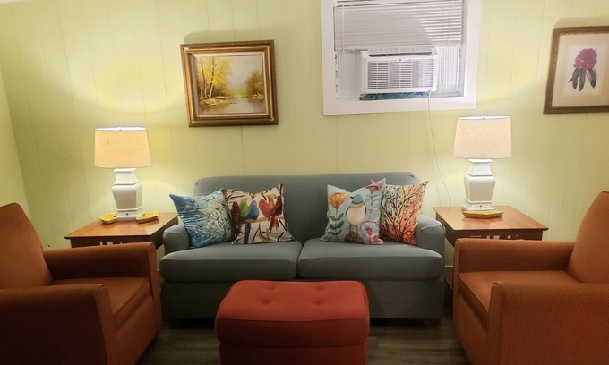 Brevard Cabaña | $ 545 a la semana, $ 1,245 al mes (más impuestos y tarifas de VRBO).