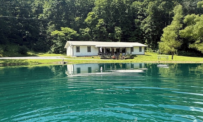 Kedron Cabina | 55 ACRE GATED ESTATE, RUSTIC MOUNTAIN LODGE, SPRINGWATER LAKE, HIKING & FISHING