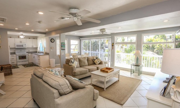Mid Island Casa | 5570 Palmetto Street