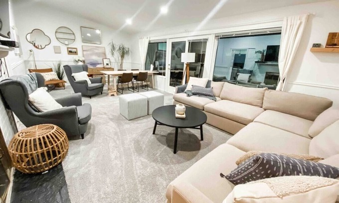 Bridle Trails Casa | 5645 116th Ave NE Kirkland Whole House · Family & Group Paradise Kirkland/Bridal