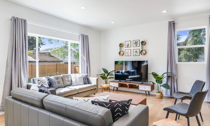 Rainier View Casa | 5B4BA SFH close to Airport w/EV charger, Backyard