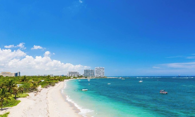 Dania Beach Villa | 5BD/4BA Villa with a Huge Patio, Private Heated Pool and Hot Tub by the Beach