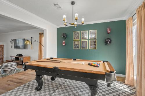 Southern Plantation Casa | 5BD Texas Charm - Play Ball Theme & Backyard