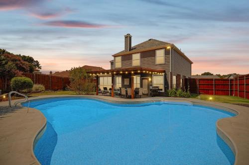 Lake Dallas Casa | 5BD Vacation Retreat - Pool Patio Cinema