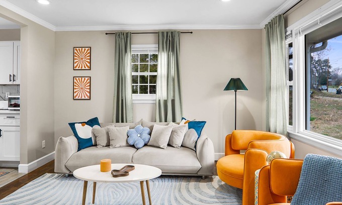 Paw Creek Casa | 5bd Vibrant Haven: Basketball - 10mins to Airport