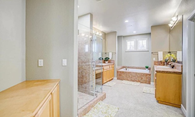 Windsor Casa | 5BD WineCountry Home w/ HotTub, BBQ, & Billiards