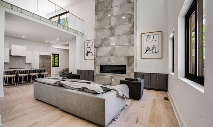 Sandy Springs Casa | Modern Luxury sleeps up to 10 - 5 Beds and 6 Baths