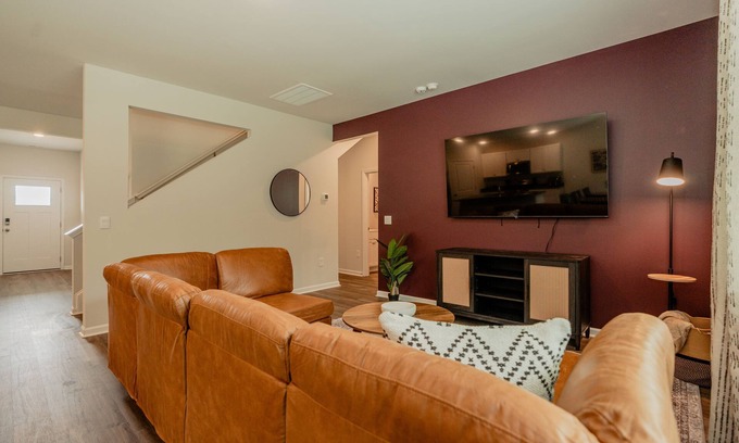 Wilmington Casa | 5BR/3B, Sleeps 13, Pets+, Garage - Maroon