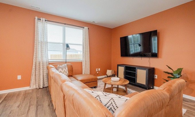 Wilmington Casa | 5BR/3B, Sleeps 13, Pets+, Garage - Orange