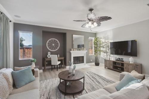 Victorville Casa | 5BR 3BA Home - King Beds - Fast Wifi home