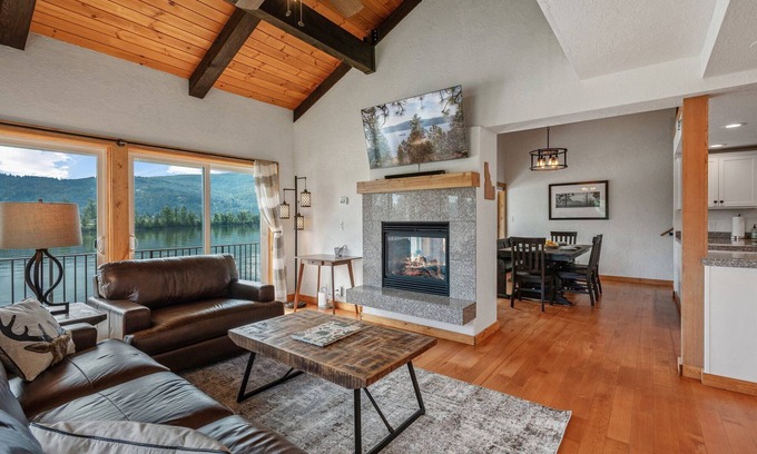 Sandpoint Condominio | 5BR/3BA Lakeside Escape –Walkable to Downtown Sandpoint & Minutes to Schweitzer