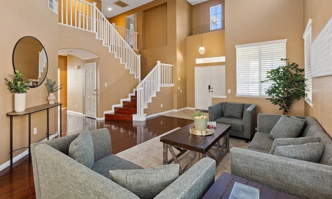 Riverside Casa | 5BR/3BA | Queen Beds | Family Home in Riverside