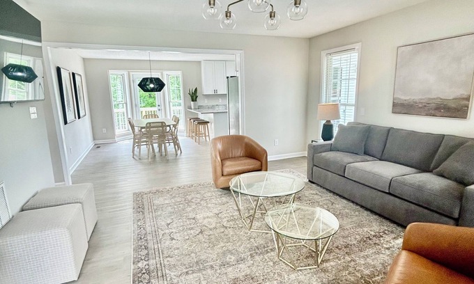 Southeast Raleigh Casa | 5BR/3BA Sleeps 12 NEW kitchen, bathrooms, mattresses, linens, furniture, firepit