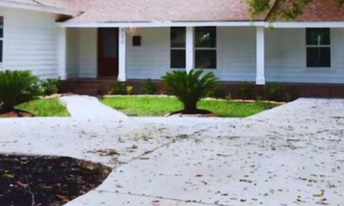 Beaumont Casa | Large Home w/ huge back deck, Great for Relaxing!