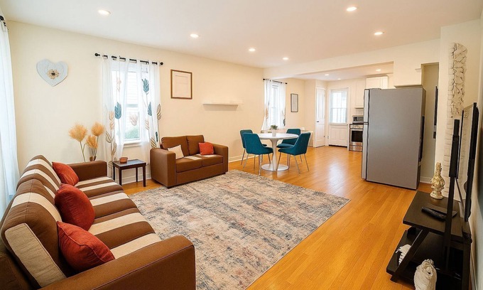 Falls Church Casa | 5BR/4BA HomeI Backyard in VA!