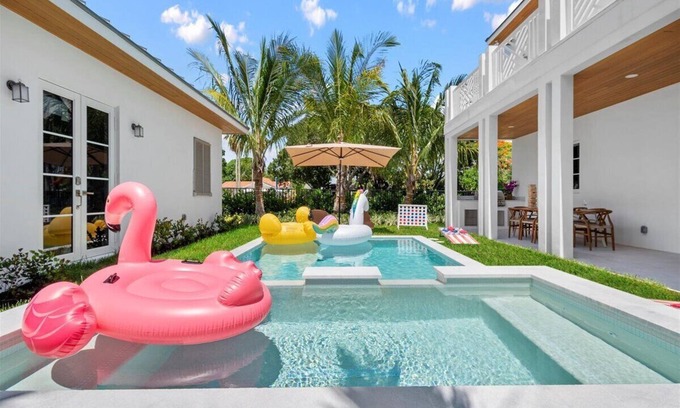 College Park Casa | 5BR/7BA Lux Pool with Guest House-5 min from Beach