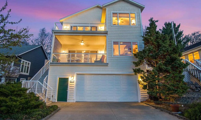 Bluffton Casa | 5BR Channel View Retreat! Near the Beach in Bluffton of Muskegon