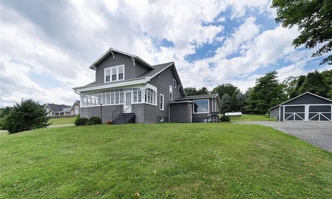 Dundee Otro | 5BR Farmhouse Fall Escape on Seneca Lake Wine Trail