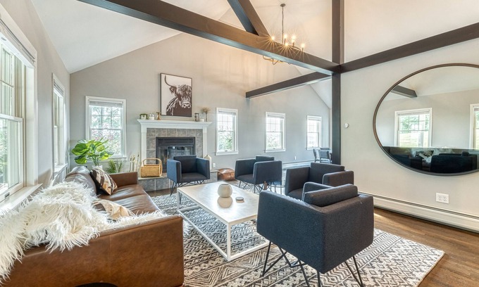 Ancramdale Otro | 5BR Farmhouse☆King Size Bed☆Mountain View☆28 Acres