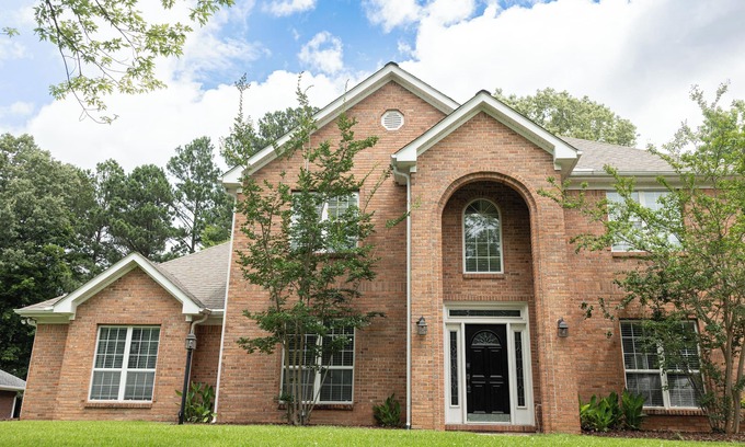 Starkville Casa | 5BR Home near MSU w/ Patio & Fireplace