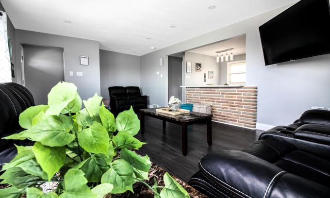 Niagara Falls Casa | 5BR House Close to Falls & Aquarium