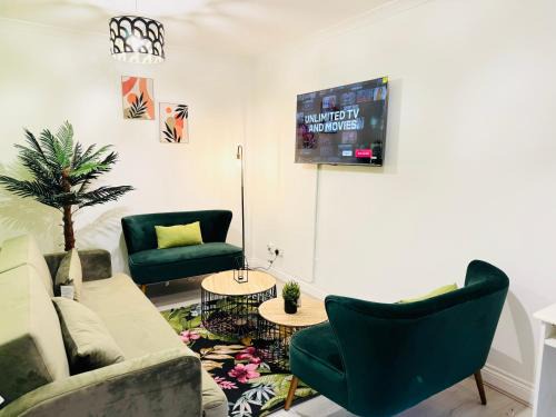 Redbridge Casa | 5BR House, Free Parking offA12, Contractor, Big Families, Relocation