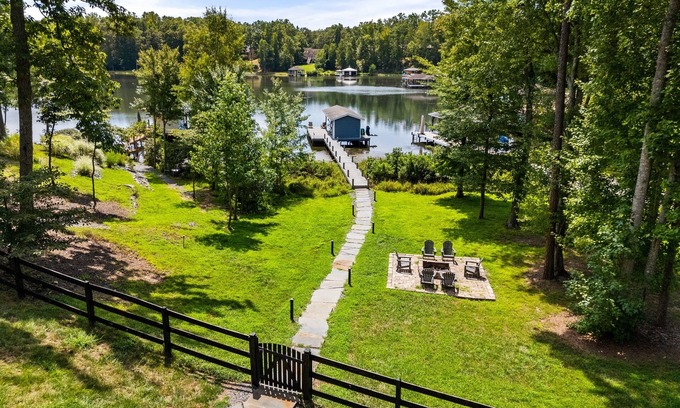 Mineral Casa | 5BR Lakefront Lake Anna, Dock, Views, Deck, Movies