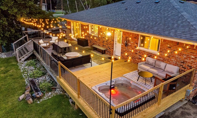 Drayton Plains Casa | 5BR Lakehouse near Pine Knob with Jacuzzi!