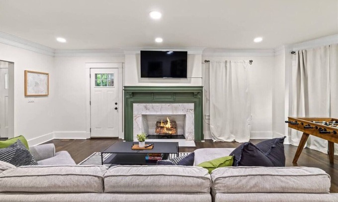 Hanover Place Casa | 5BR Luxury Home in Westport KC w/Jacuzzi, Foosball, Grill