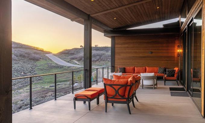 Tuhaye Casa | 5BR Luxury Lakeview Retreat: Hot Tub, Balcony, Pool Table, and More
