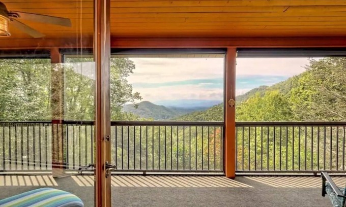 Franklin Casa | 5BR Mtn Retreat-Stunning Views & Dual Kitchens