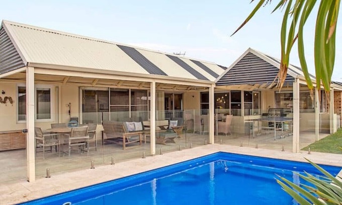 Mullaloo Casa | 5BR Retreat: Pool, table tennis & Pure Relaxation!