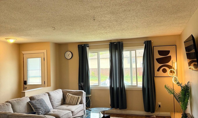 Northeast Edmonton Casa | 5BR | Sleeps 14 | 10mins stadium | Londonderry mall