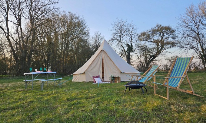 Howlett End Alquiler De RV | 5m Bell Tents-Glamping in picturesque 6 acre feld tucked away in the countryside