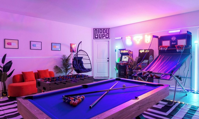 West Dallas Casa | 5min DT Luxe House with Game Room, Arcades, Billiards, Foosball, Washer/Dryer