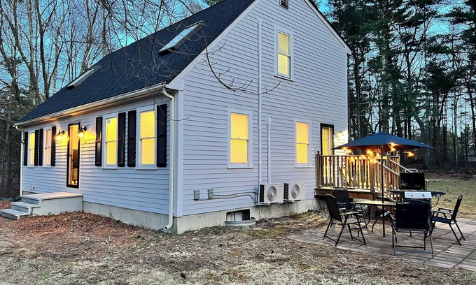 Norfolk Villa | 5min from the Gillette Stadium! Sleeps 12 people! - Pet-Friendly !