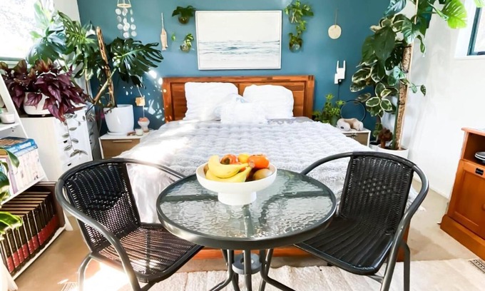 Tirohanga Apartamento | 5 min walk to beach. Bed & Breakfast in Self Contained Studio with Outdoor Bath