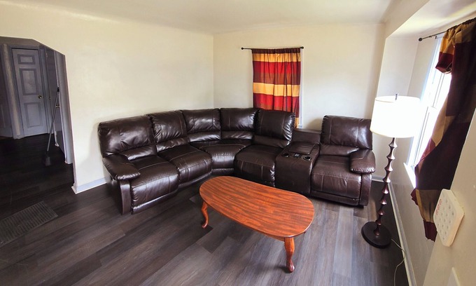 Detroit Casa | 5mins Drive to Detroit Zoo 3 bedrooms 2 full bath