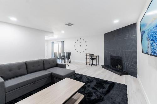 Las Vegas Casa | 5Mins to Fremont 10Mins to Strip! Sleeps 8!