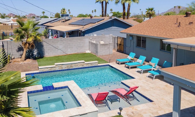 Cox Heights Casa | 5mins to Old Town! Heated Pool & Spa, Fire pit & Outdoor TV!