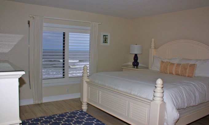 New Smyrna Beach Condominio | 5th floor oceanfront three bedroom three bath. Amazing ocean views, 2nd bedroom has full 3rd has twins