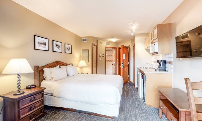 Village North Apartamento | 5th-floor studio with heated pool, hot tubs, saunas & gym - walk to lifts