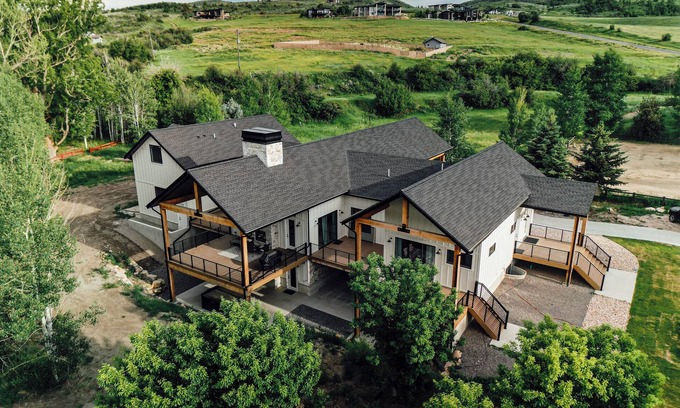 Huntsville Casa | 6/7 Ski house, IKON, Snowbasin, Powder mtn, Hot Tub, sleeps up to 21