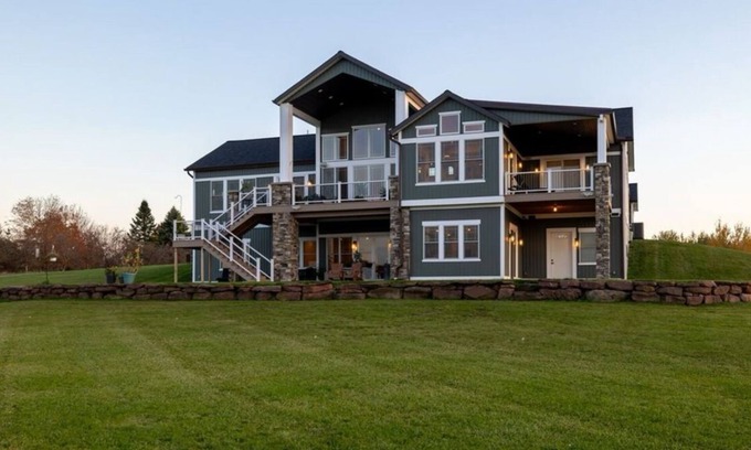 Ontario City Casa | 6 acre estate in Ontariowith lake views
