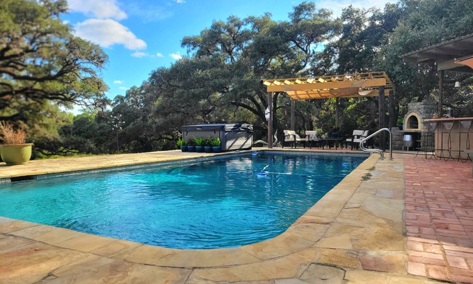 Lissie Casa | 6-Acre Retreat: 2 Houses, Party Barn, Pool, & Spa